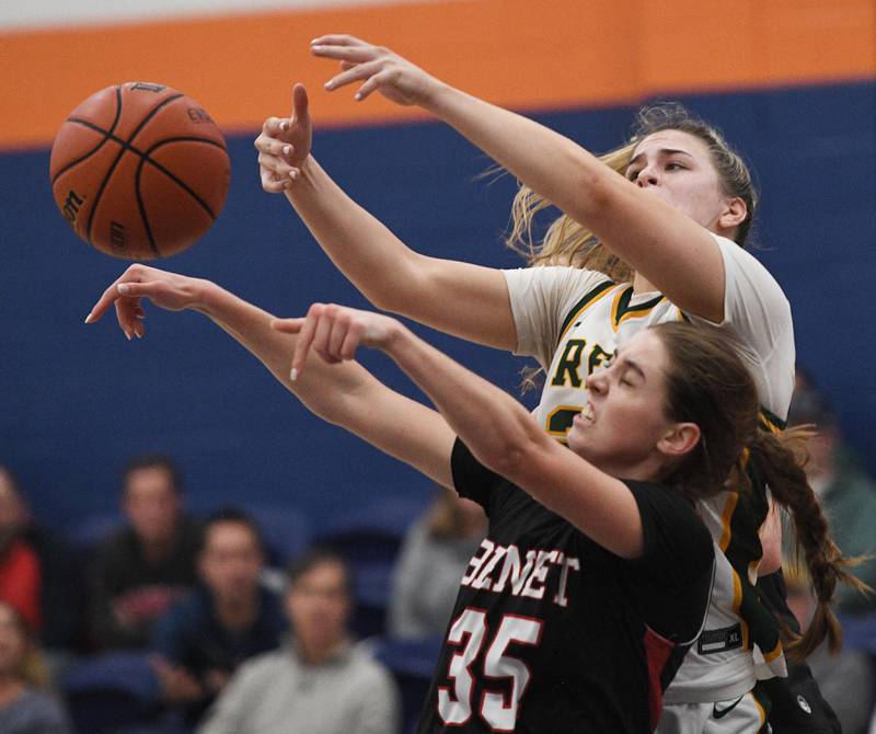 John Starks/jstarks@dailyherald.com
Fremd’s Maddy Fay and Benet’s Emilia Sularski battle for a rebound in the semifinal game of the Morton College girls basketball tournament in Cicero on Thursday, December 29, 2022.