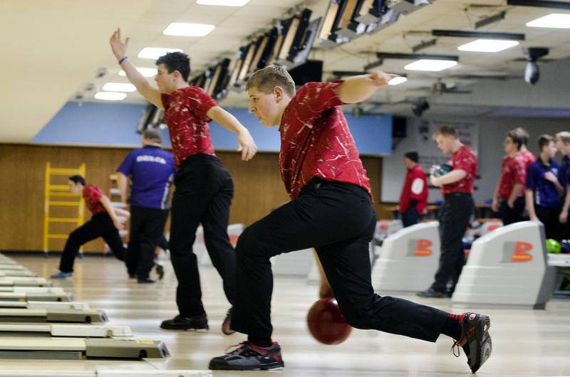 Oregon's Kyle Strite bowls Thursday against Dixon.