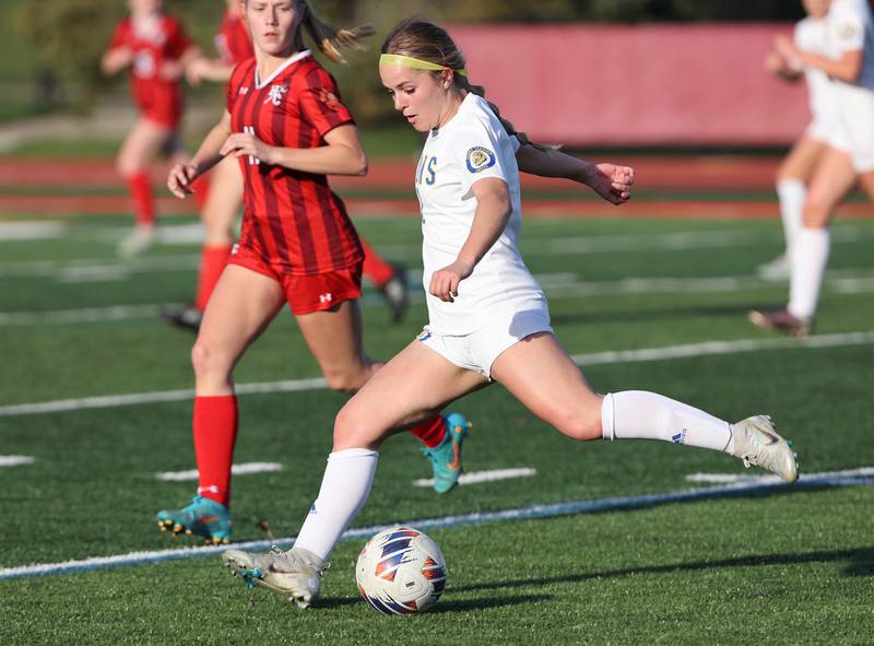 Lyons Township's Josie Pochocki (2) brings the ball up the pitch during the girls varsity soccer match between Lyons Township and Hinsdale Central high schools in Hinsdale on Tuesday, April 18, 2023.