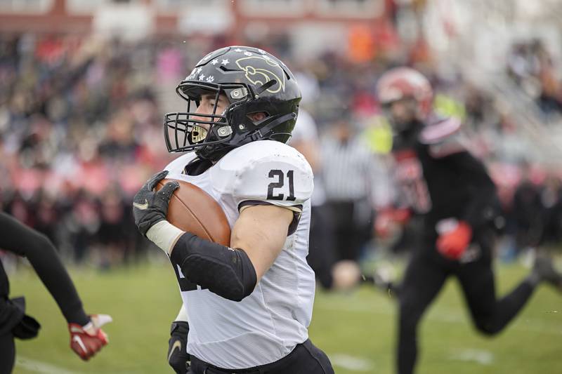 Le/Win’s Jake Zeal runs it in for a touchdown early in the contest Saturday, Nov. 12, 2022 in a quarterfinal game against Fulton.