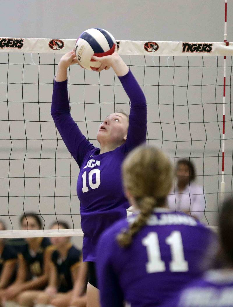 Brian Hill/bhill@dailyherald.com
Downers Grove North Lauren Hill (10) sets the ball against Neuqua Valley Saturday September 17, 2022 in Warrenville.