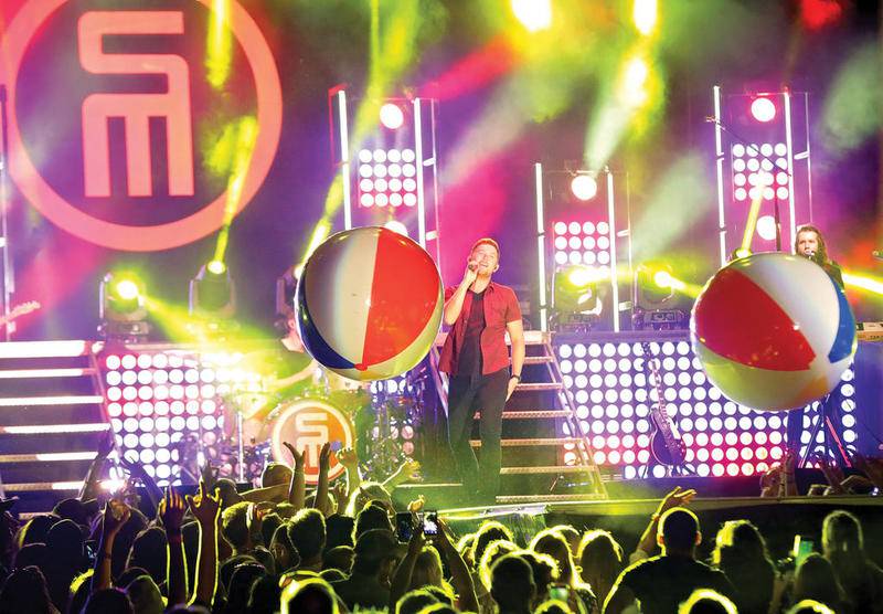 Scotty McCreery performs “Im Feelin’ It” with giant beach balls at the Bureau County Fair.