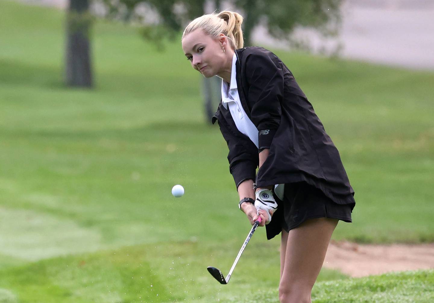 Sycamore’s Meadow Davis chips onto the first green Tuesday, Sept. 23, 2025, during the Interstate 8 girls golf meet at the Sycamore Golf Club.