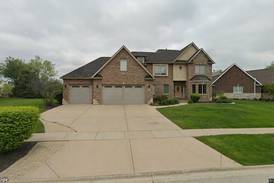 Single-family home sells in Shorewood for $549,000