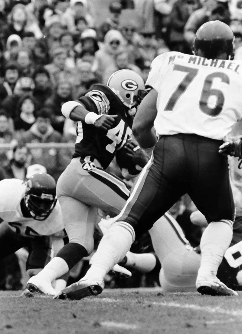 Chicago Bears defensive lineman Steve McMichael plays in a game against the Green Bay Packers in 1985.