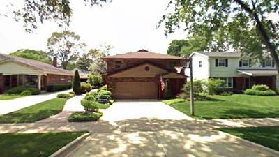Single-family home sells in Elmhurst for $681,000