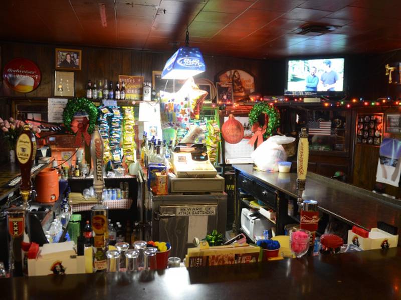 These northern Illinois ‘dive bars’ offer relaxed, laid-back atmospheres