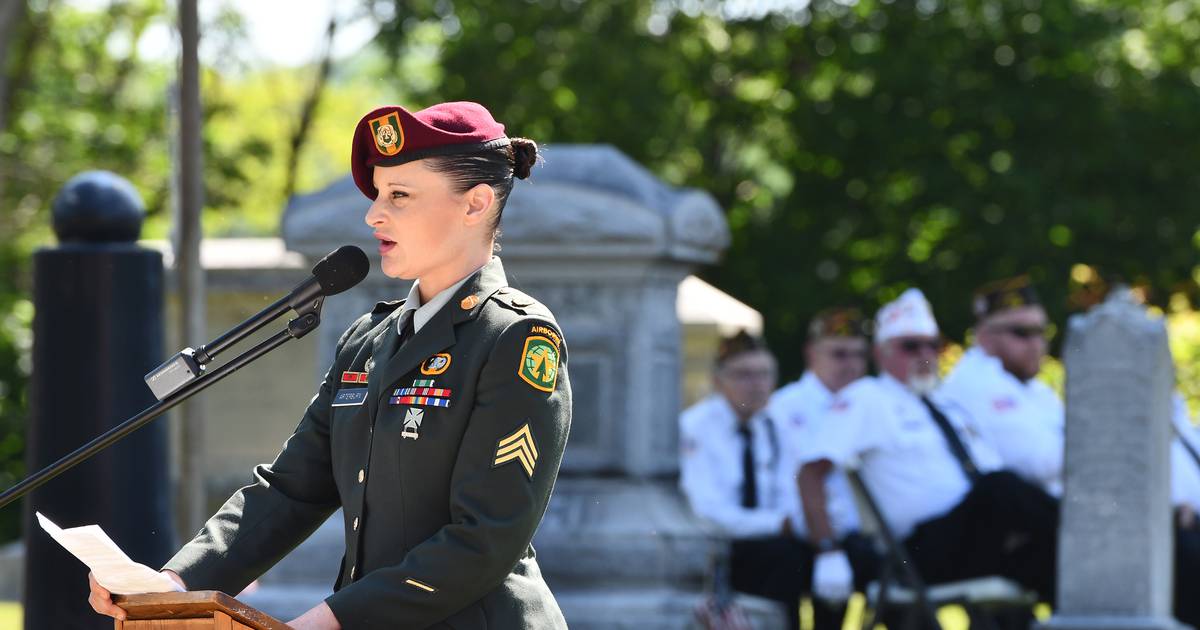 Former paratrooper asks Oregon crowd to remember veterans who died in combat and those who returned