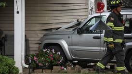 Car crashes into duplex in Woodstock