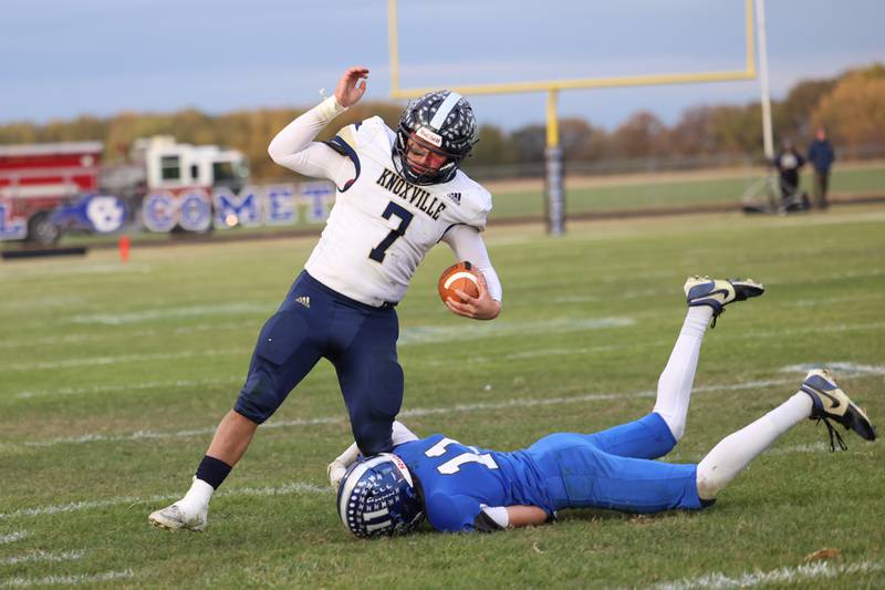 Clifton Central's Derek Meier brings down Knoxville's Brydon Walters during the Comets' 24-6 victory over Knoxville in the Class 1A first-round playoff game on Saturday, Nov. 1, 2025.