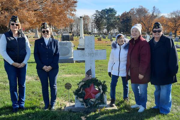 Polo Women’s Club participates in wreath ceremony at Fairmount Cemetery