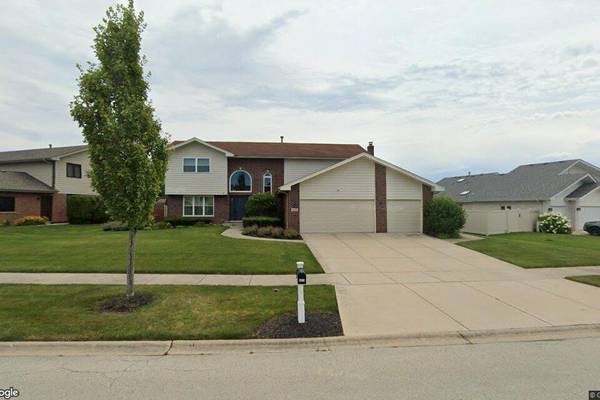 Single-family home sells in Tinley Park for $635,000