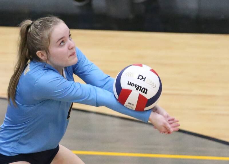 Marquette's Emma Rinearson returns a serve from Putnam County on Thursday, Sept 7, 2023 at Putnam County High School.