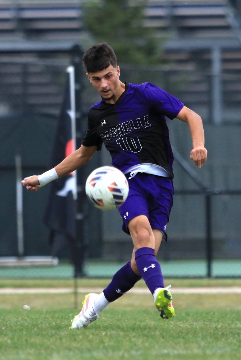Rochelle's Antonio Ruiz kicks the ball during the Hubs' game with Ottawa.