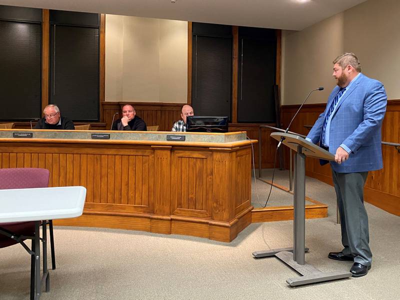 Andy Waeyaert from the Indiana, Illinois and Iowa Foundation for Fair Contracting addresses the Ottawa City Council.