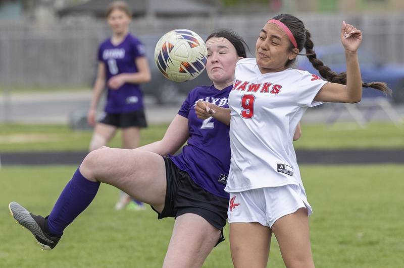 Dixon’s Ava Littlejohn (left) and Oregon’s Bezzali Cadenas battle for the ball Friday, May 1, 2026.