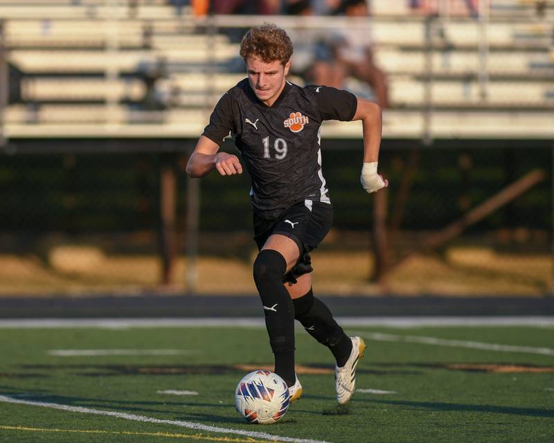 Wheaton Warrenville South's Gavin Calabrese (19) controls the ball while traveling up field during the game on Thursday Sept. 11, 2025, while taking on Wheaton North at Wheaton Warrenville South High School.