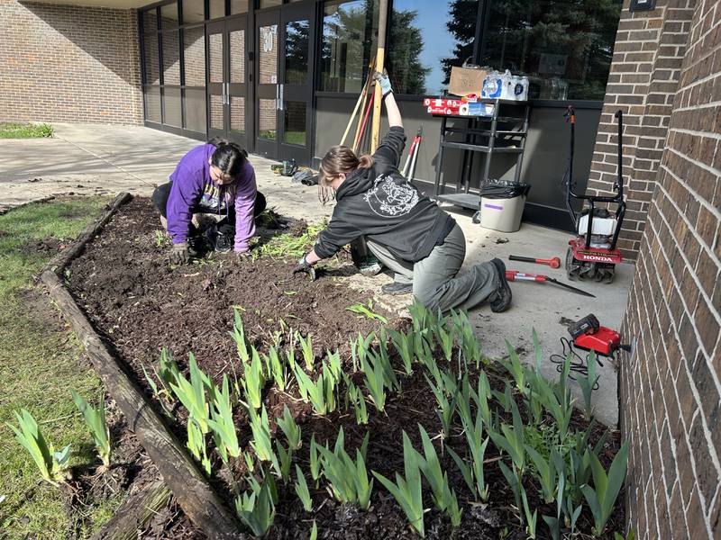 Staff, students work together to spruce-up area in front of Oregon school