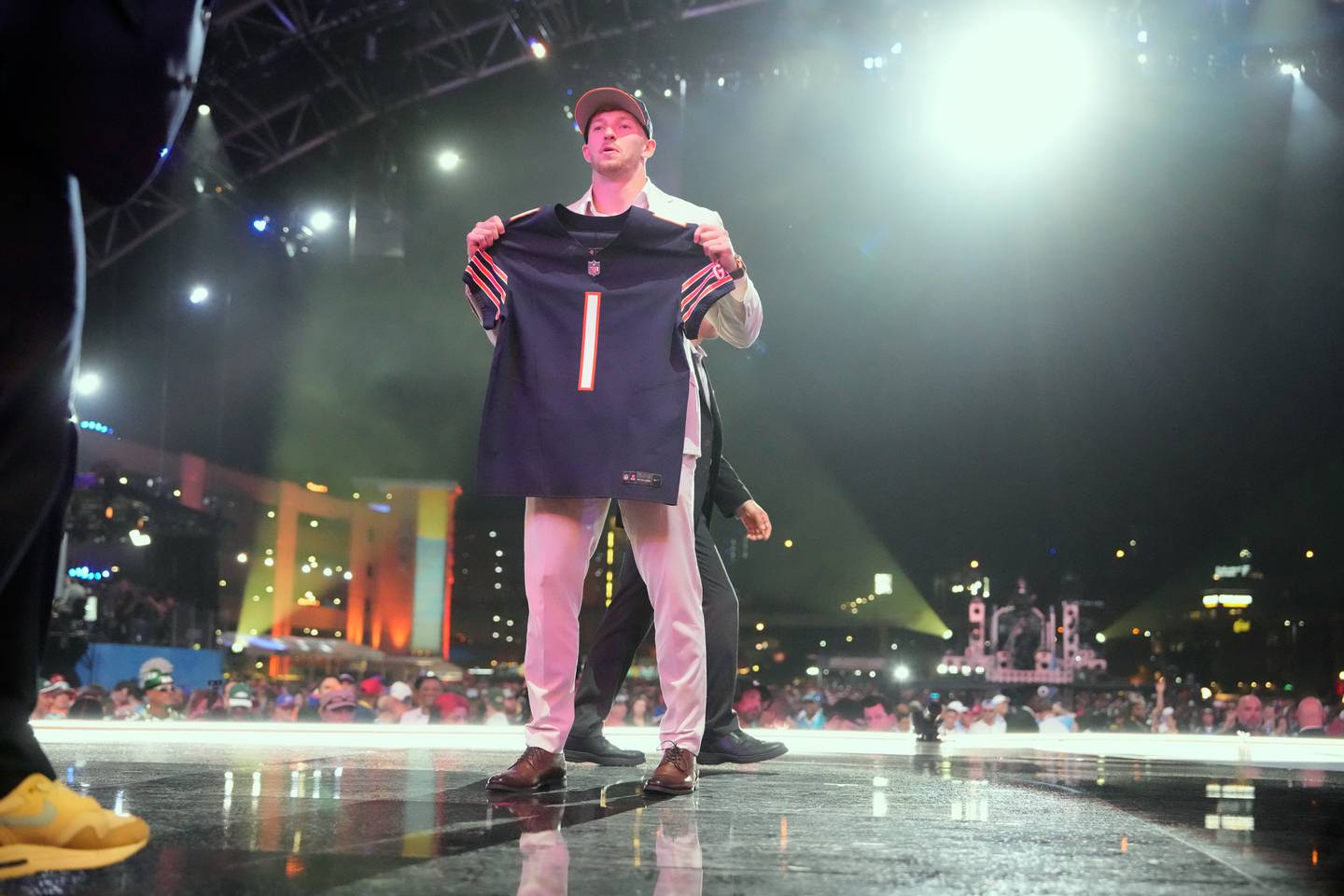 Oregon defensive back Dillon Thieneman poses with a jersey after being chosen by the Chicago Bears with the 25th overall pick during the first round of the NFL football draft, Thursday, April 23, 2026, in Pittsburgh. (AP Photo/Jeff Roberson)