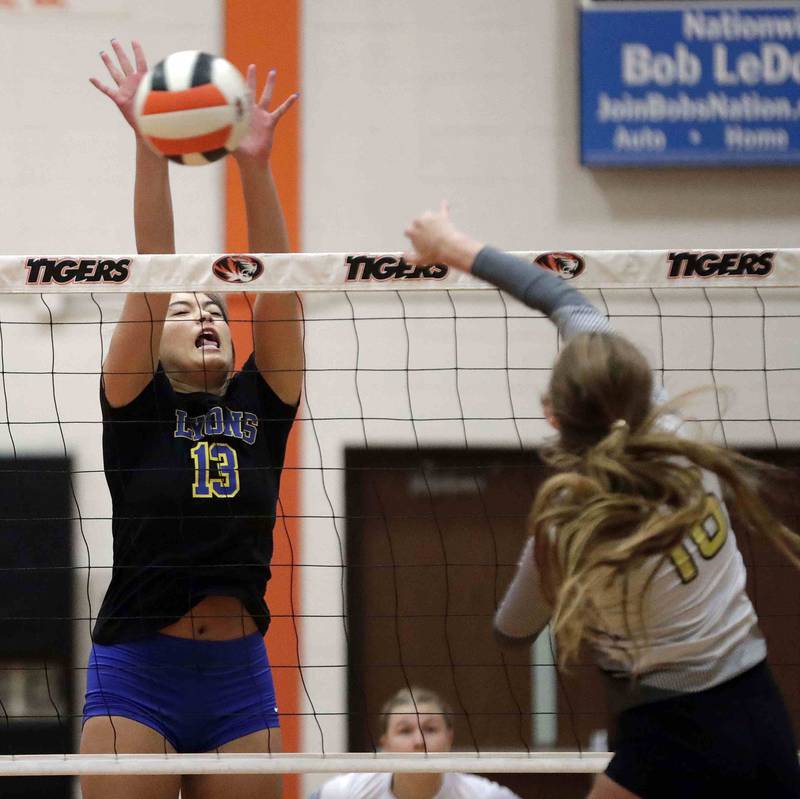 Brian Hill/bhill@dailyherald.com
Lyons’ Kamryn Lee-Caracci (13) tries to stop a Metea Valley gray white yellow  Saturday September 17, 2022 in Warrenville.