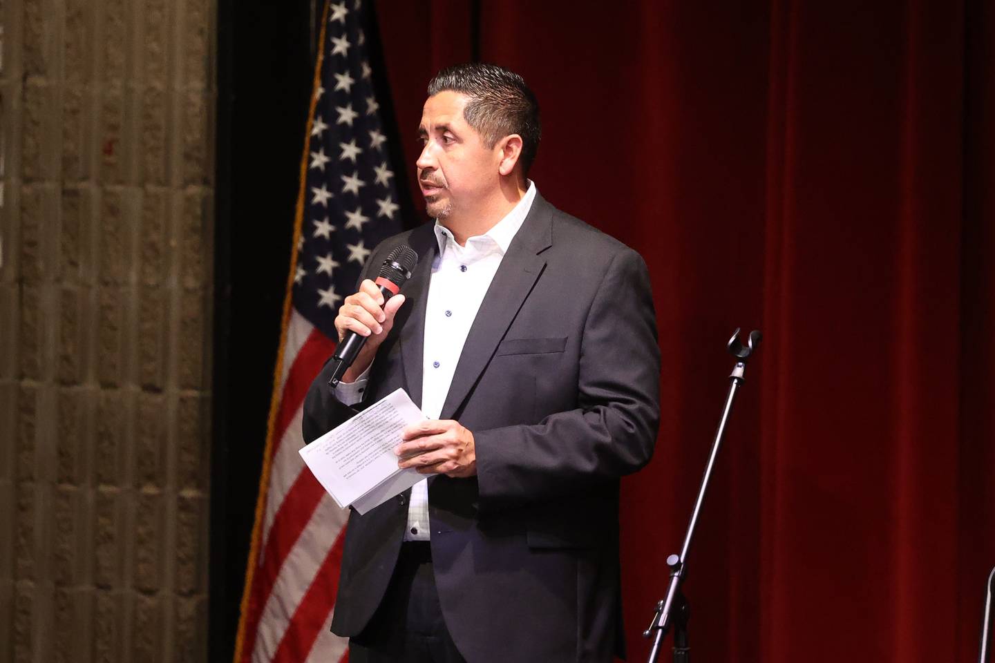 Joliet City Council member Cesar Cardenas moderates a Town Hall meeting hosted by Illinois District 14 Representative Lauren Underwood at Bicentennial Park in Joliet on Wednesday, Aug. 7, 2024.