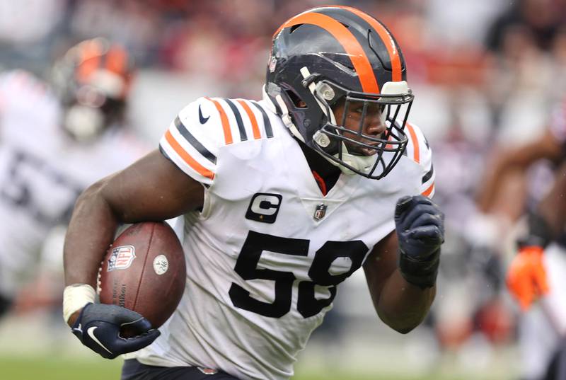 Chicago Bears linebacker Roquan Smith returns an interception to set up the Bears game-winning field goal during their game against the Houston Texans Sunday, Sept. 25, 2022, at Soldier Field in Chicago.