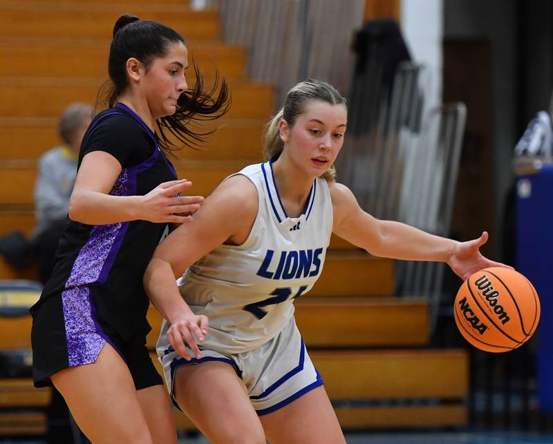 Lyons Township’s Gwen Smith (right) drives as Downers Grove North’s Campbell Thulin defends during a game on January 10, 2026 at Lyons Township High School in LaGrange.