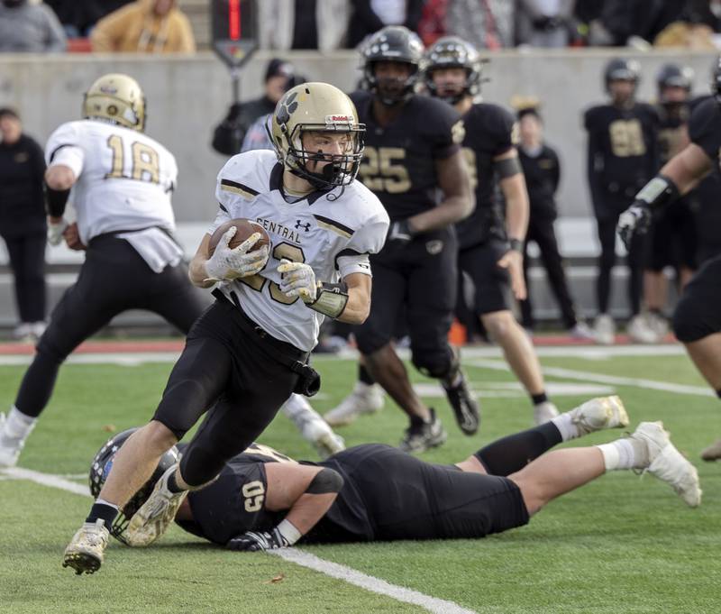 Camp Point's Drew Paben turns the corner against Lena-Winslow Friday, Nov. 24, 2023 in the 1A state football championship game at Hancock Stadium in Normal.