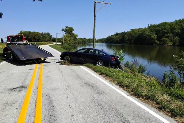 Vehicle crashes into Kankakee River