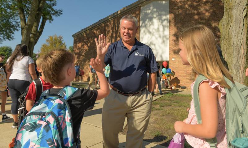 St. Charles Mayor Clint Hull welcomes students to Davis Elementary for the first day of class on Wednesday, Aug 13, 2025.