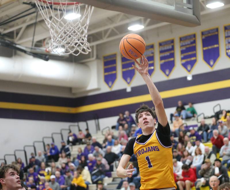 Mendota's Cole Tillman drives to the hoop against Hall on Tuesday, Feb. 3, 2026 at Mendota High School.