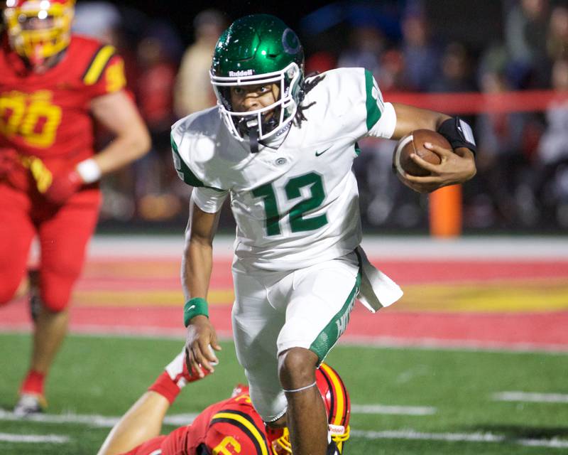 Glenbard West's AJ Rayford runs the ball against Batavia on Friday, Aug.29,2025 in Batavia.