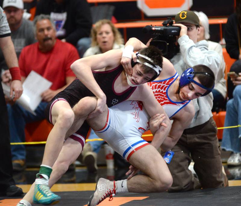 Oregon's Josiah Perez (right) battles Dakota's Brandon White for first place at 113 pounds at the 1A Byron Regional on Saturday, Feb. 8, 2025. Perez won the match to advance to the Oregon Sectional.