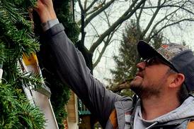 Light it up: Oregon man’s new holiday service brightening up homes across the Sauk Valley