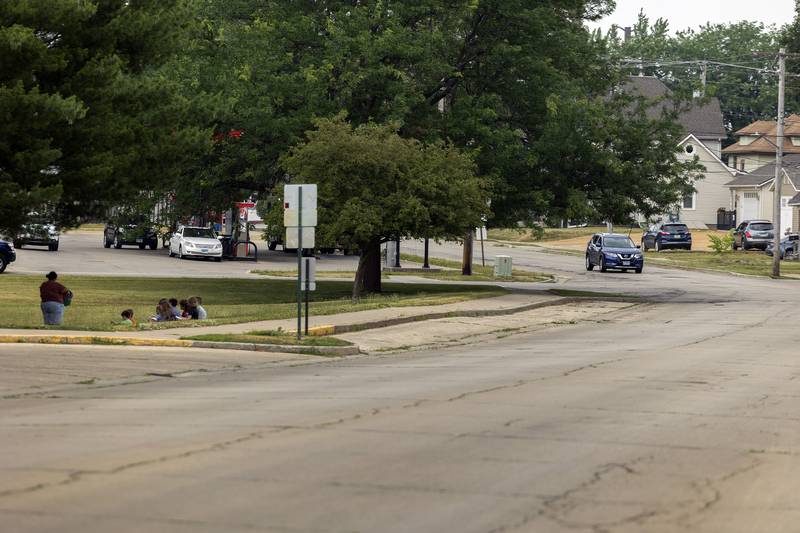 The city of Dixon is planning to replace the water main on Lincoln Avenue from First Street to Woodlawn Avenue.