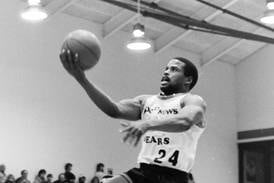 Chicago Bears bring charity basketball to Illinois Valley in 1986