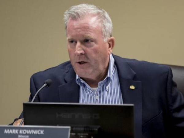 Cary mayor among many who continue to dine indoors