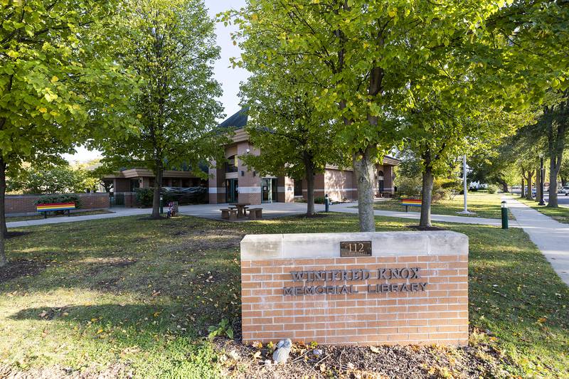 After a long wait, a sculpture dedicated to Winifred Knox is being put into place at the Franklin Grove library named after her.