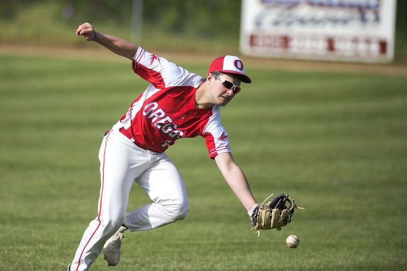 Oregon’s Jacob Smith reaches but comes up just short of a fly ball in right field.