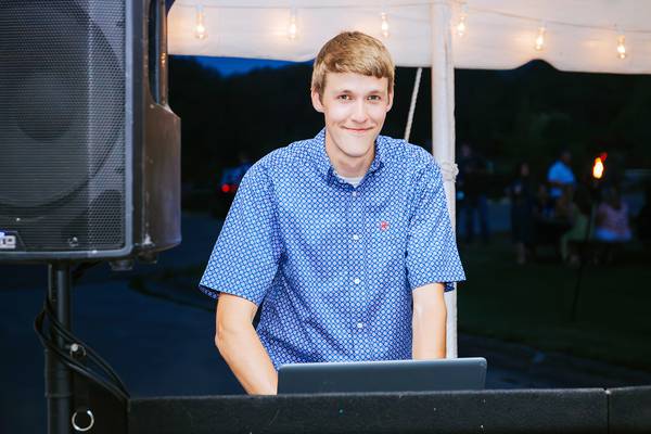 Oregon farmer’s DJ skills has a wedding Ring to it