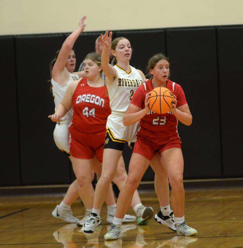 Oregon's Aniyah Sarver (23) looks to pass against Riverdale at the 2A Erie-Prophetstown Regional on Thursday, Feb. 20, 2025.