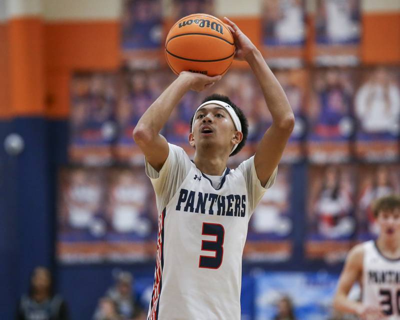 Oswego's Ethan Vahl (3) hits a free throw to help seal their win in their basketball game between Oswego East at Oswego Friday, Jan 9, 2026 in Oswego.