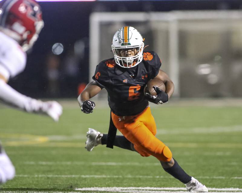 Plainfield East's David Croom (6) runs with the ball during football game between Yorkville at Plainfield East Friday, Sept 19, 2025 in Plainfield.
