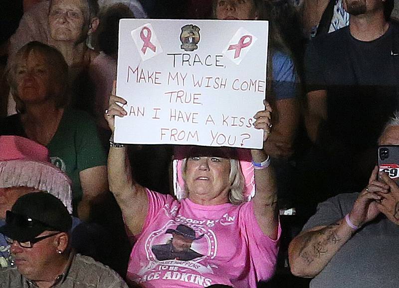 A fan holds a sign that reads "Trace make my wish come true, can I have a kiss from you" during the Trace Adkin concert on Thursday, Aug. 21, 2025 at the Bureau County Fair in Princeton.