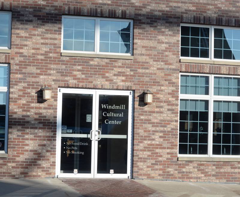 The Windmill Cultural Center is located at 111 – 10th Avenue, in downtown Fulton, across from de Immigrant Windmill.