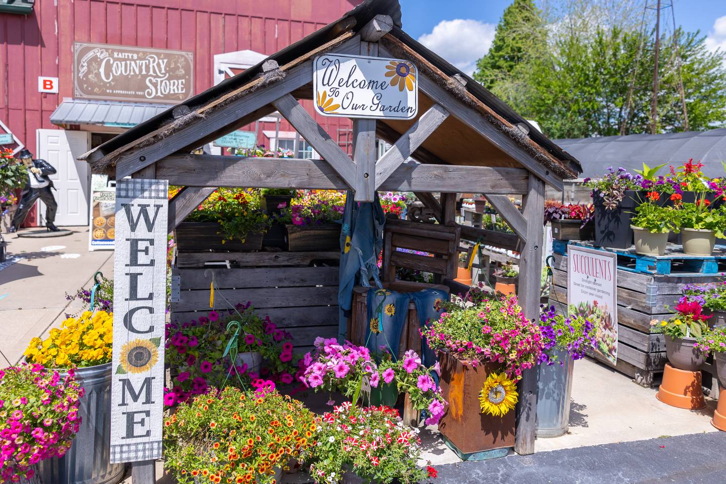 Siegel’s Cottonwood Farm in Crest Hill recently closed its garden center in April 2026 after 35 years. Customers praised the quality and wide variety of its plants.