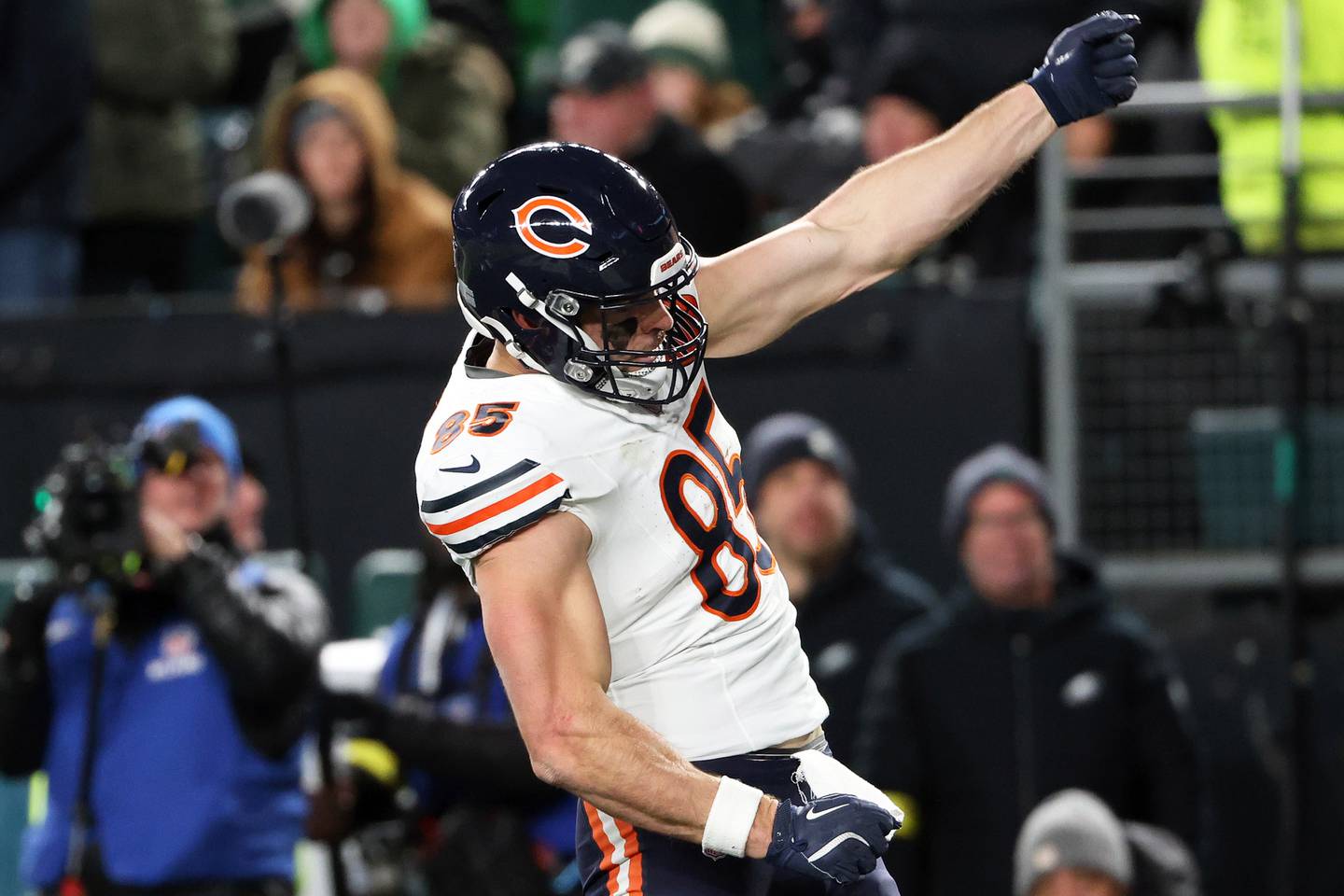 Chicago Bears tight end Cole Kmet (85) celebrates after catching a touchdown pass during an NFL football game against the Philadelphia Eagles, Friday, Nov. 28, 2025, in Philadelphia. (AP Photo/Daniel Kucin Jr.)