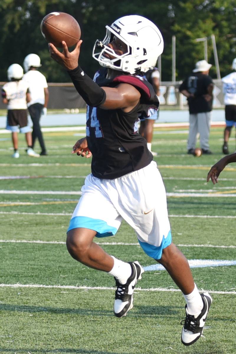 Kankakee's Zeke Sherrod makes a one-handed catch at practice Monday, Aug. 11, 2025.