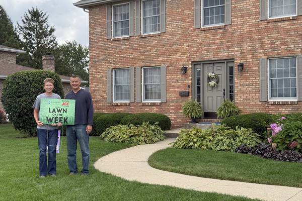Carmichaels win Rochelle Chamber Lawn of the Week award