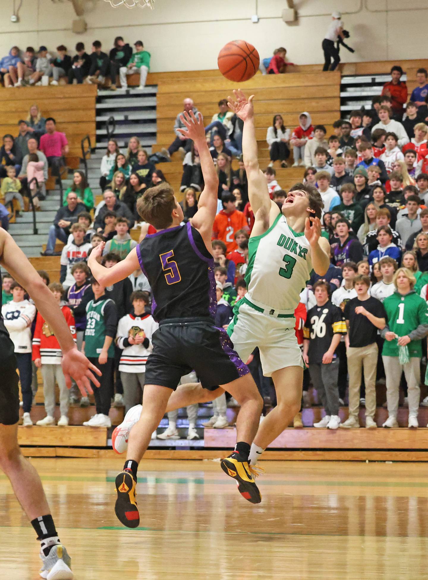 York’s AJ Levine (3) puts up a shot against Downers Grove North during a boys varsity basketball game on Saturday, Feb. 10, 2024 in Elmhurst, IL.